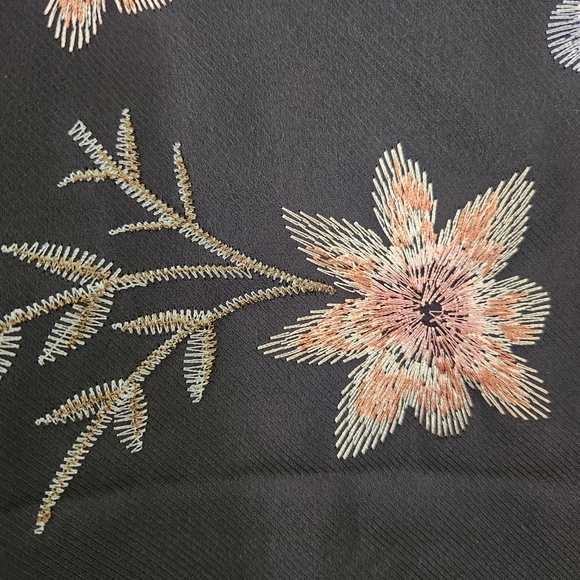 Chico's Black and Pink Sleeveless Blouse w/ Embroidered Flowers. Beautiful Top - Picture 4 of 9